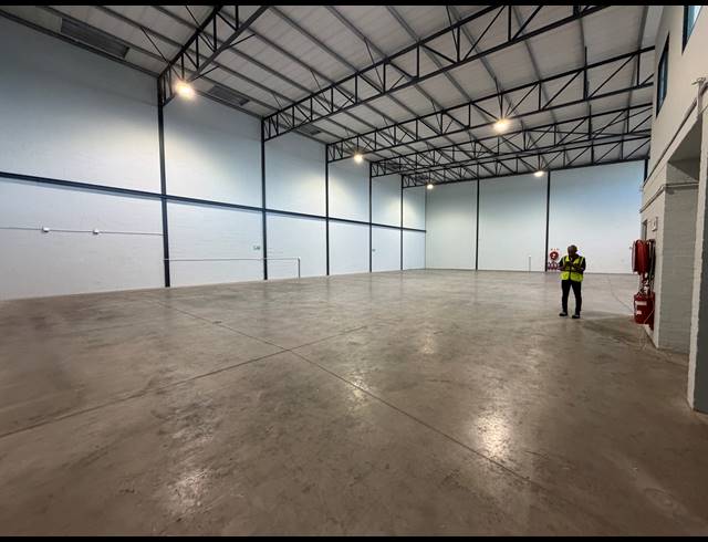 751M² WAREHOUSE TO LET IN STIKLAND INDUSTRIAL